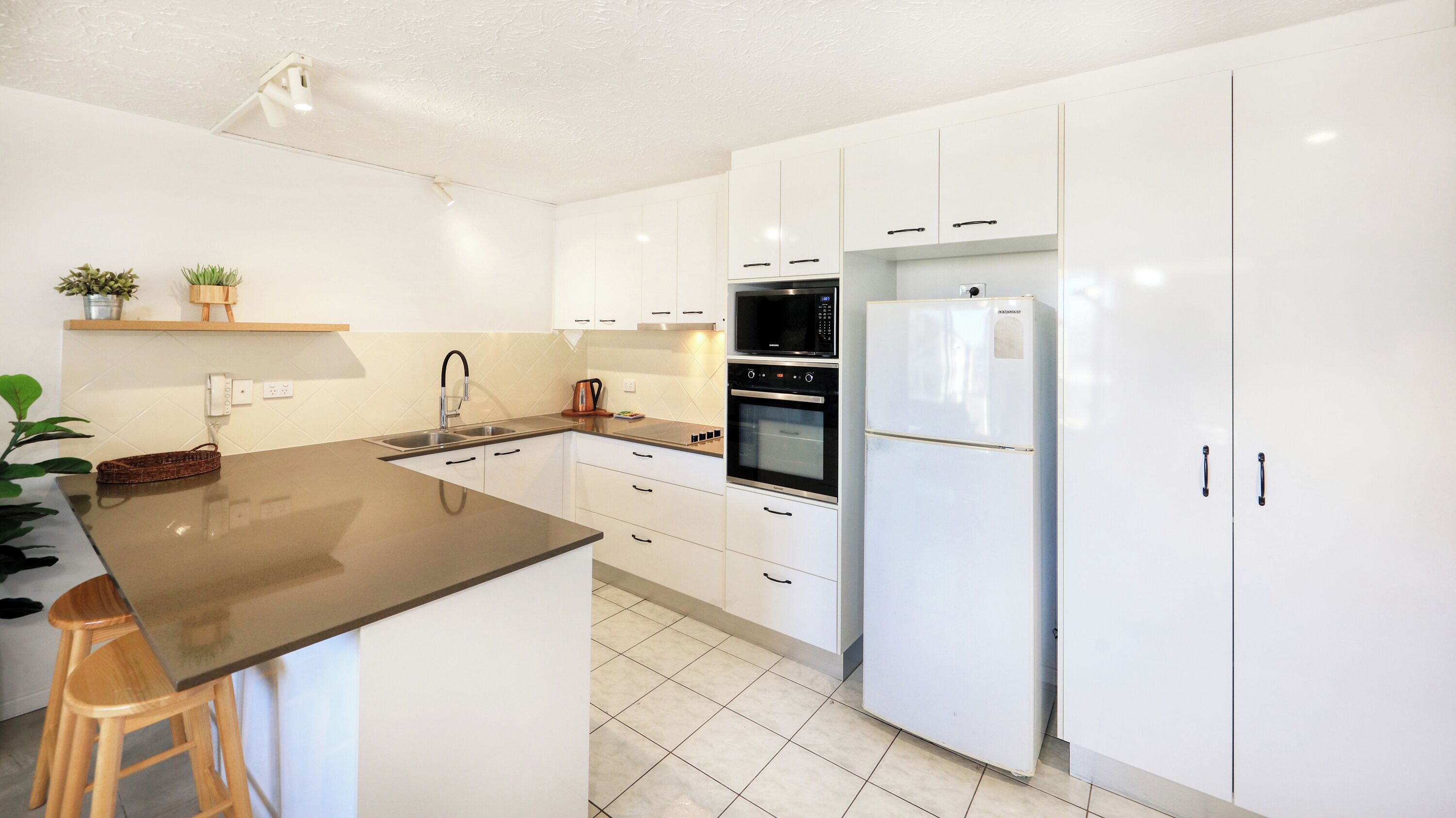 Deluxe 2 Bedroom Apartment - Ocean View | Private kitchen | Full-sized fridge, microwave, stovetop, dishwasher