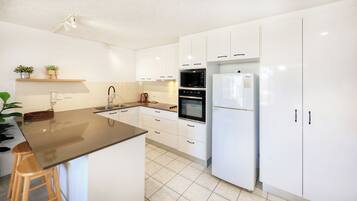 Deluxe 2 Bedroom Apartment - Ocean View | Private kitchen | Full-sized fridge, microwave, stovetop, dishwasher