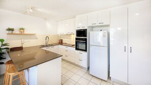 Deluxe 2 Bedroom Apartment - Ocean View | Private kitchen - Merrima Court Holidays (Kings Beach)
