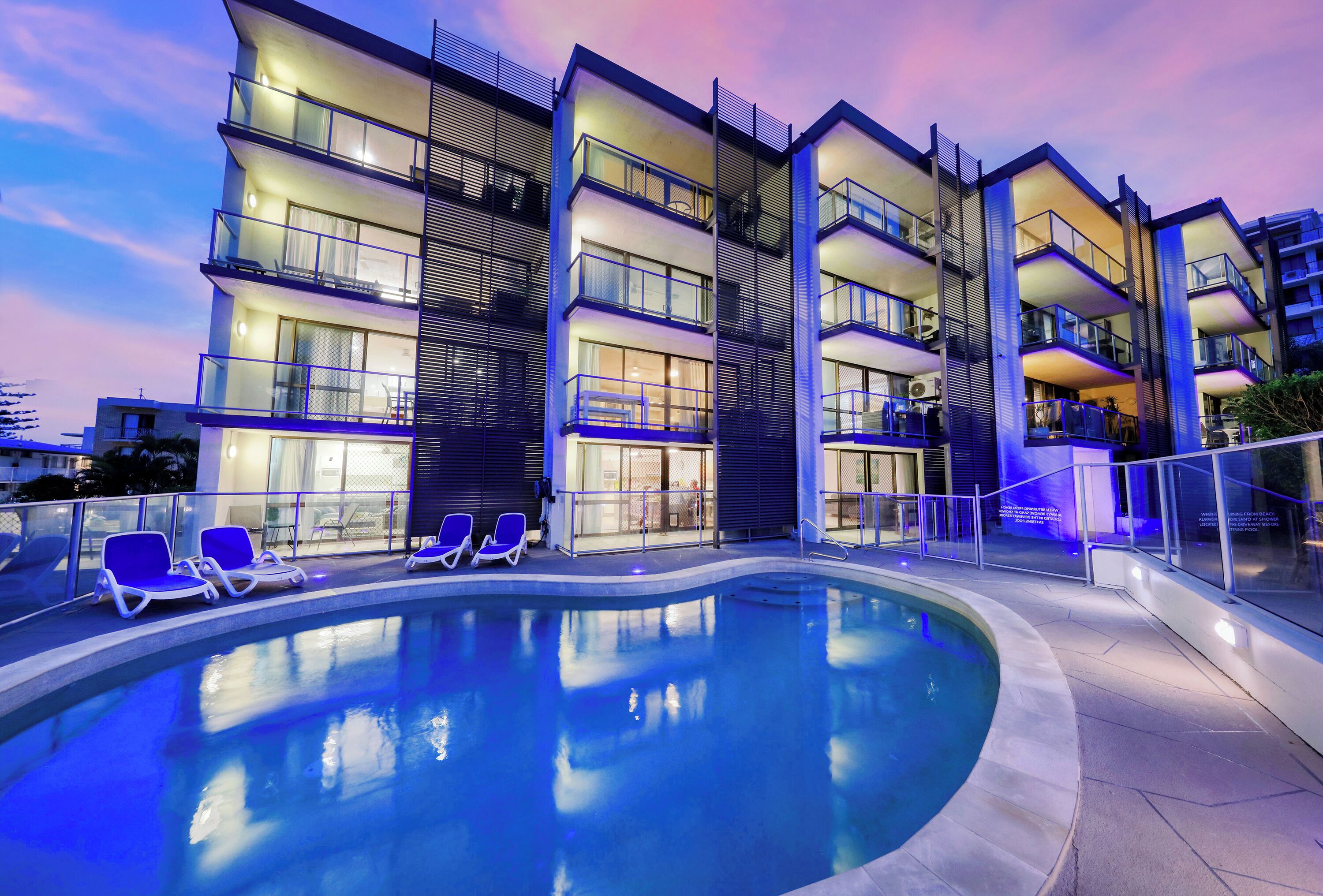 숙박 시설 정면 - 저녁/밤