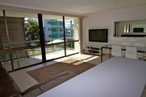 Flat-screen TV, DVD player, pay films - Merrima Court Holidays (Kings Beach)