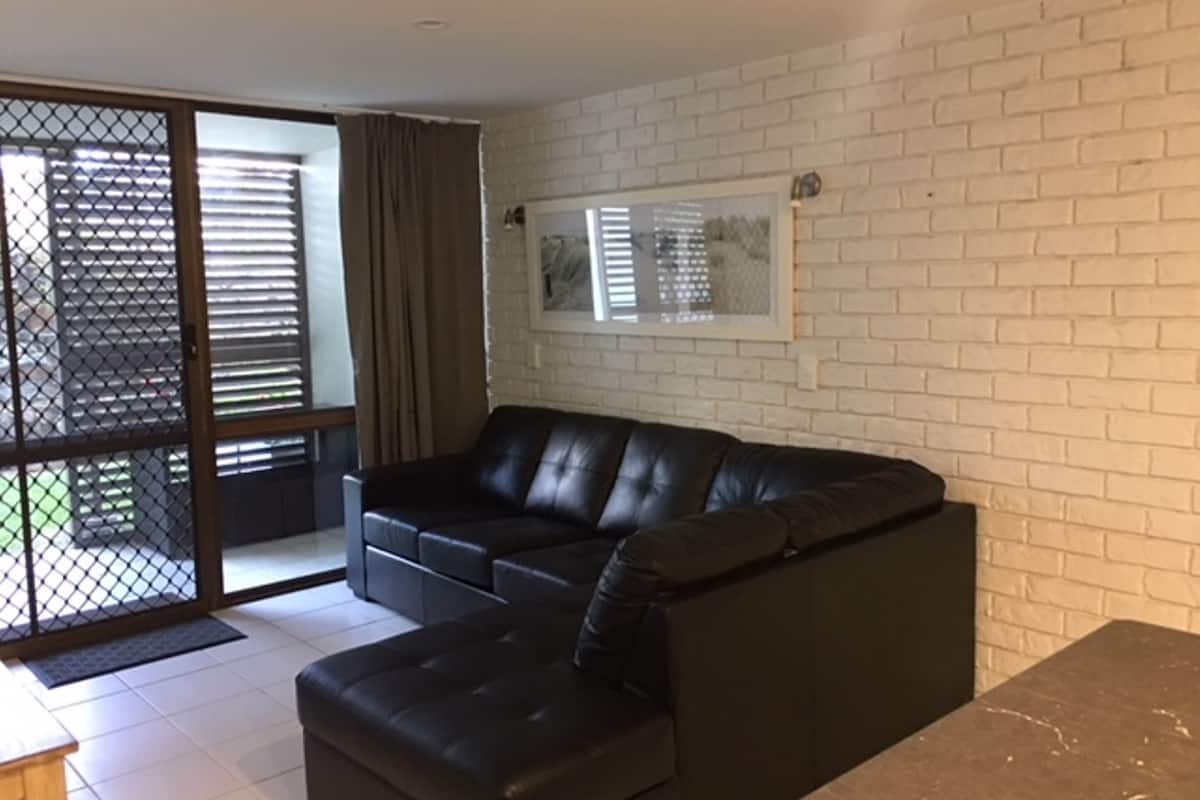 Studio Comfort, 2 kamar tidur, akses difabel | Ruang keluarga | TV layar datar, pemutar DVD, dan film berbayar