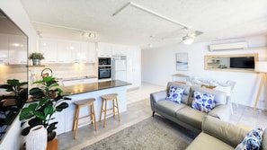 Living area - Merrima Court Holidays (Kings Beach)