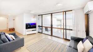 Flat-screen TV, DVD player, pay films - Merrima Court Holidays (Kings Beach)