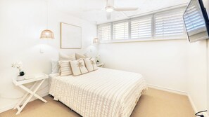 Individually decorated, individually furnished, desk, iron/ironing board - Merrima Court Holidays (Kings Beach)