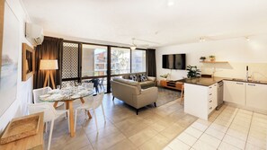 Deluxe 2 Bedroom Apartment - Ocean View | Living area - Merrima Court Holidays (Kings Beach)