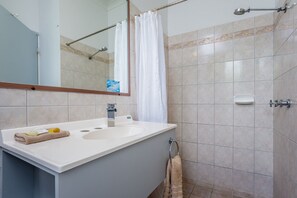 Phòng Superior, 1 giường cỡ queen | Phòng tắm | Đồ dùng nhà tắm miễn phí, máy sấy tóc, khăn tắm 
