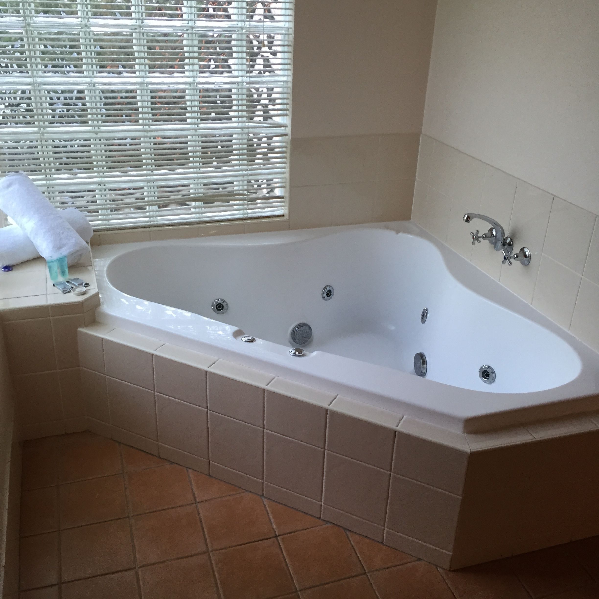 deluxe king spa room | jetted bathtub