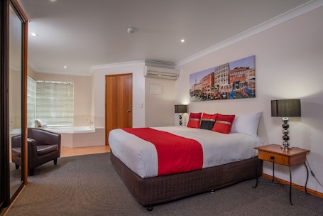 Executive Spa Suite | Individually decorated, individually furnished, blackout drapes. Aspley Carsel Motor Inn