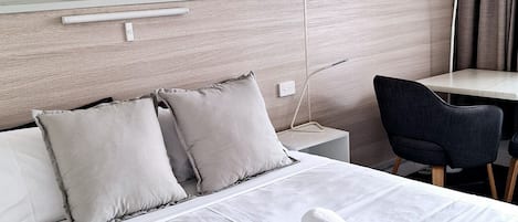 Comfort dubbelrum - 1 queensize-säng - eget badrum | 1 sovrum, mörkläggningsgardiner, strykjärn/strykbräda och gratis wi-fi