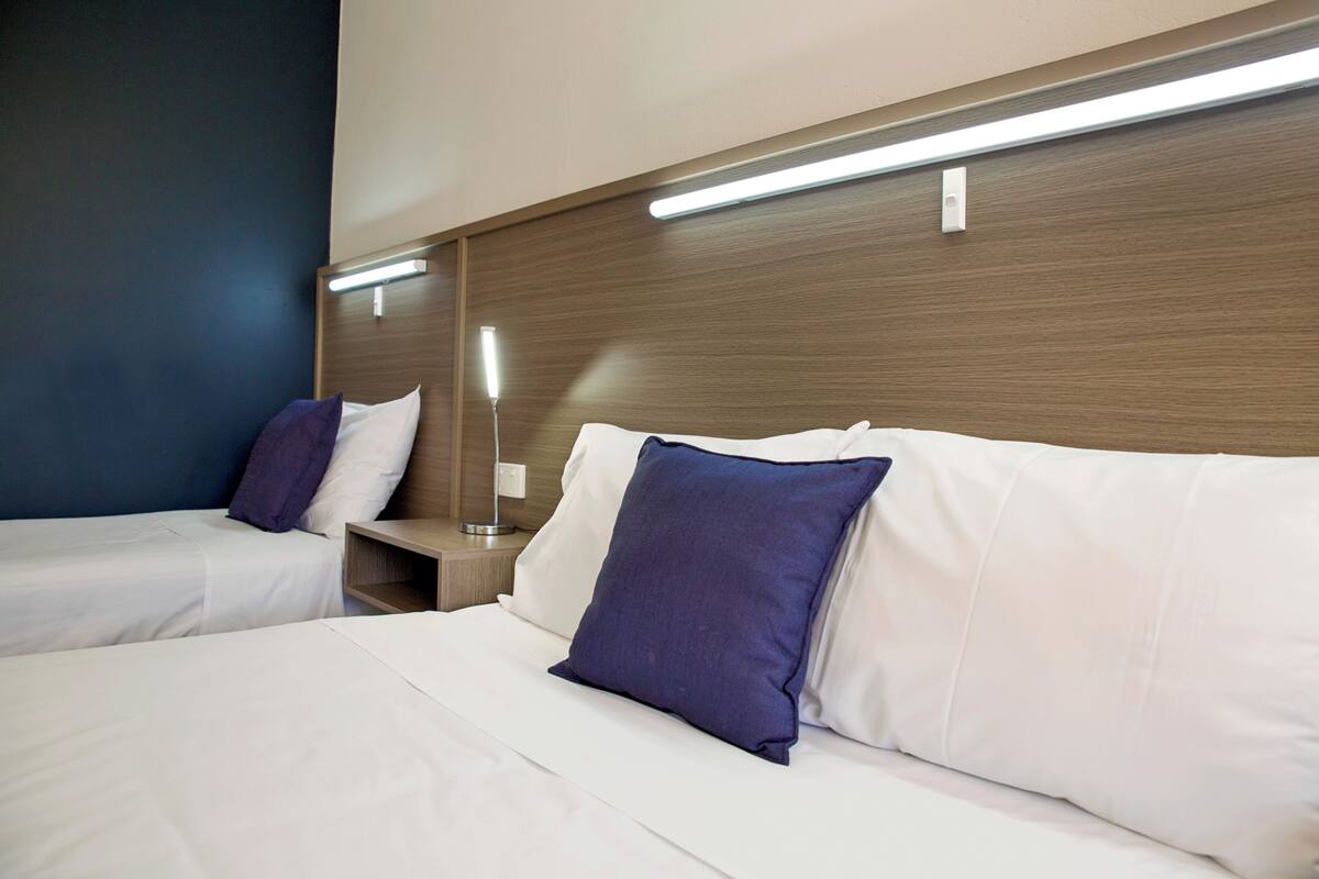 Habitación estándar con 1 cama doble o 2 individuales | 1 dormitorio, cortinas opacas, tabla de planchar con plancha