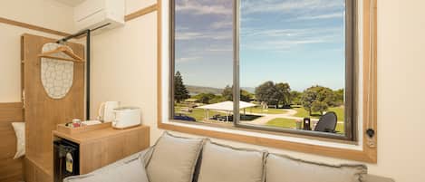 Habitación estándar, 1 cama de matrimonio, vistas al mar | Sistema de insonorización, tabla de planchar con plancha, wifi gratis