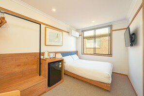 Small Double Room | Soundproofing, iron/ironing board, free WiFi, bed sheets