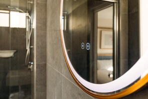 Shower, free toiletries, hair dryer, towels - Blue Ocean Motel Apollo Bay (Apollo Bay)