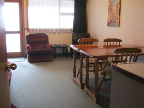 Standard Suite, 1 Bedroom, Non Smoking, Kitchen (Apartments 8 &10) | Living area | TV - Blue Dolphin Motel (Timaru)