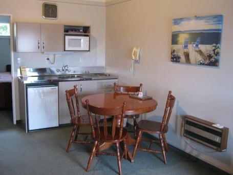 Kühlschrank, Mikrowelle, Herdplatte, Wasserkocher mit Kaffee-/Teezubehör. Blue Dolphin Motel