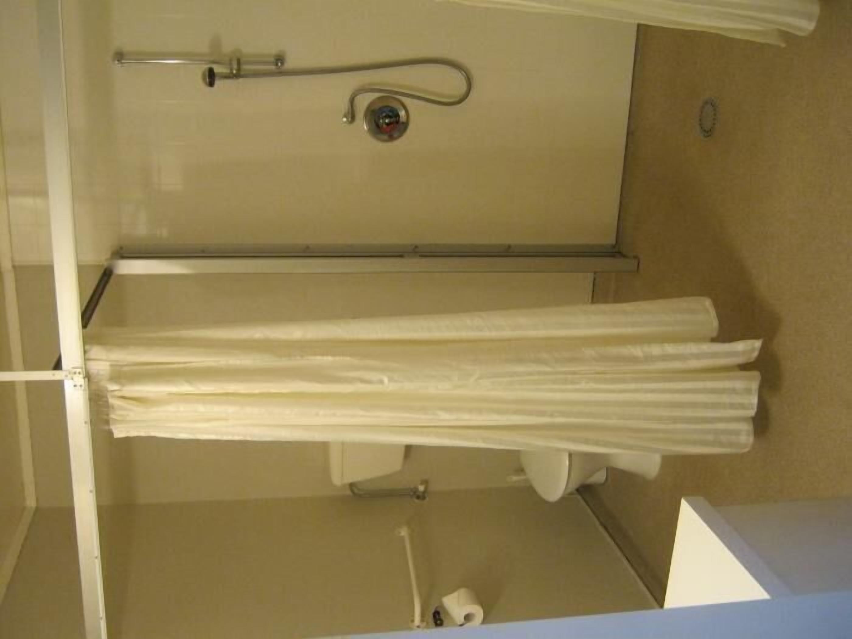 Ducha, artículos de tocador gratuitos, toallas, papel higiénico