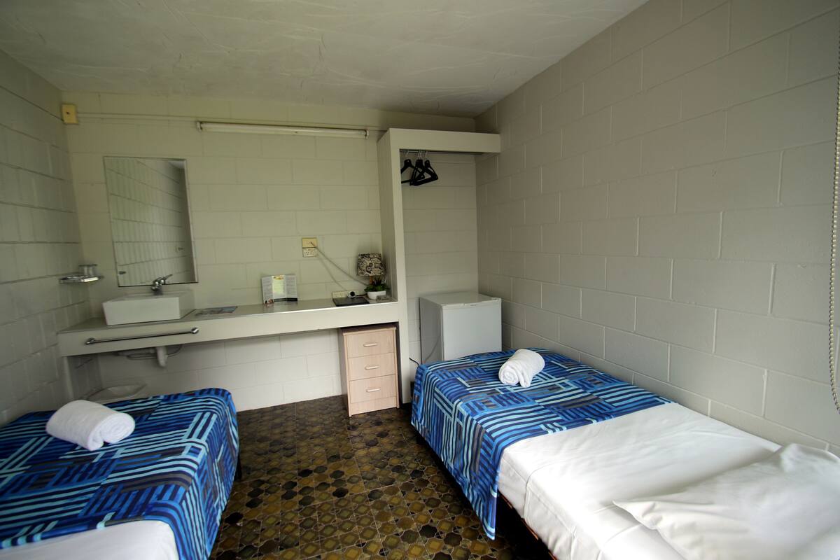 Chambre Standard, non-fumeurs, salle de bains commune (Twin Room) | Coin séjour