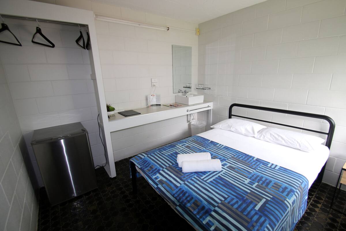 Chambre Standard, non-fumeurs, salle de bains commune (Double Room) | Coin séjour