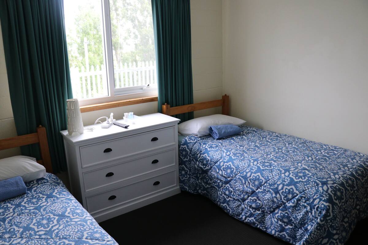2 x Singles Shared Bathroom | Cribs/infant beds, WiFi (free), bed sheets