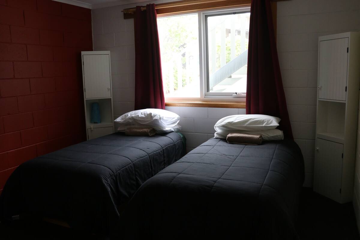 Basic Twin Room | Cribs/infant beds, WiFi (free), bed sheets