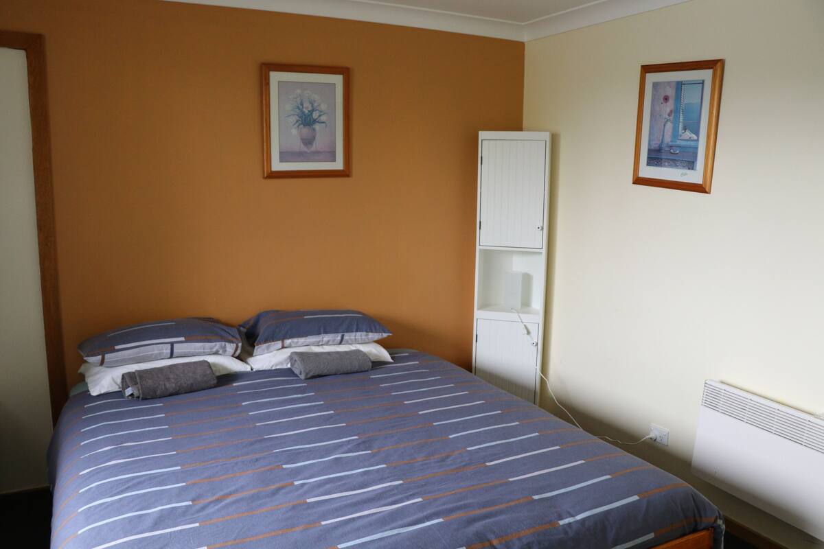 Classic Double Room, 1 King Bed, Garden View | Cribs/infant beds, WiFi (free), bed sheets