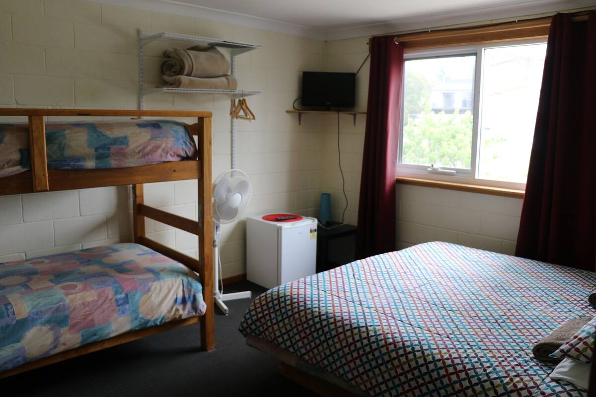 Basic Quadruple Room | Cribs/infant beds, WiFi (free), bed sheets