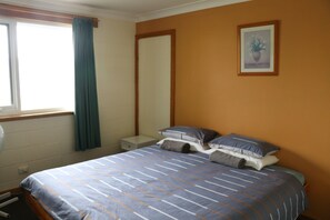 Comfort Room | Cribs/infant beds, free WiFi, bed sheets - Chalet Jindabyne (Jindabyne)
