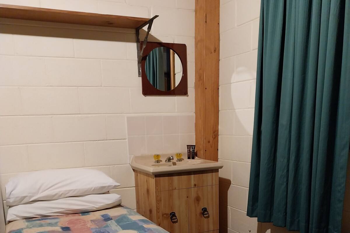 Basic Room | Cribs/infant beds, WiFi (free), bed sheets