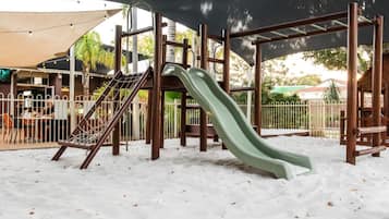 Área de juegos infantiles al aire libre