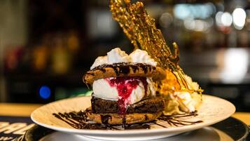 Un postre con helado, chocolate y un adorno sobre un plato.