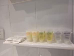 Family Room, 1 Bedroom | Bathroom | Shower, free toiletries, hair dryer, towels