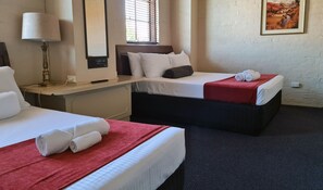 家庭套房, 2 间卧室 | 办公桌、笔记本电脑工作区、遮光窗帘、熨斗/熨衣板
