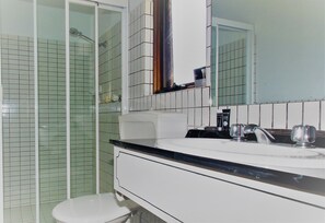 シャワー、バスアメニティ (無料)、ヘアドライヤー、タオル