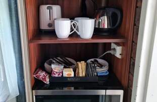 Refrigerador, microondas, tetera/pava eléctrica, tostadora
