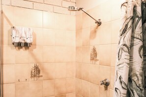 Shower, towels, soap, shampoo - Woomargama Village Hotel Motel (Woomargama)