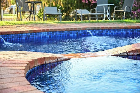 Outdoor pool. Woomargama Village Hotel Motel