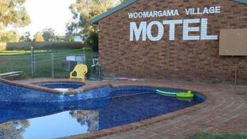 Una piscina al aire libre de temporada