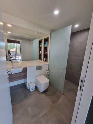 Une salle de bain moderne avec un lavabo, des toilettes et un meuble-lavabo.