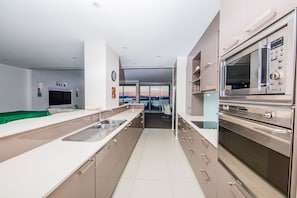 Departamento de lujo, 2 habitaciones | Decoración personalizada, muebles diferentes y insonorización 