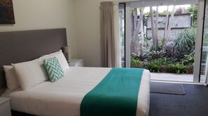 Standard Twin Room | Down duvets, memory-foam beds, free WiFi, bed sheets - Southpacific Motel and Conference Centre (Whangamata)