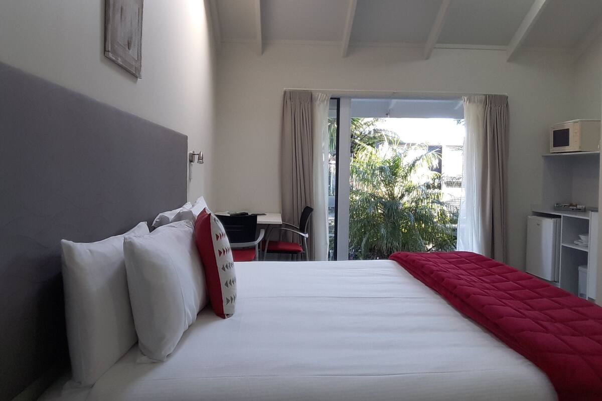 Studio Basic, 1 Tempat Tidur Queen | Selimut bulu angsa, busa memori, Wi-Fi gratis, dan seprai linen