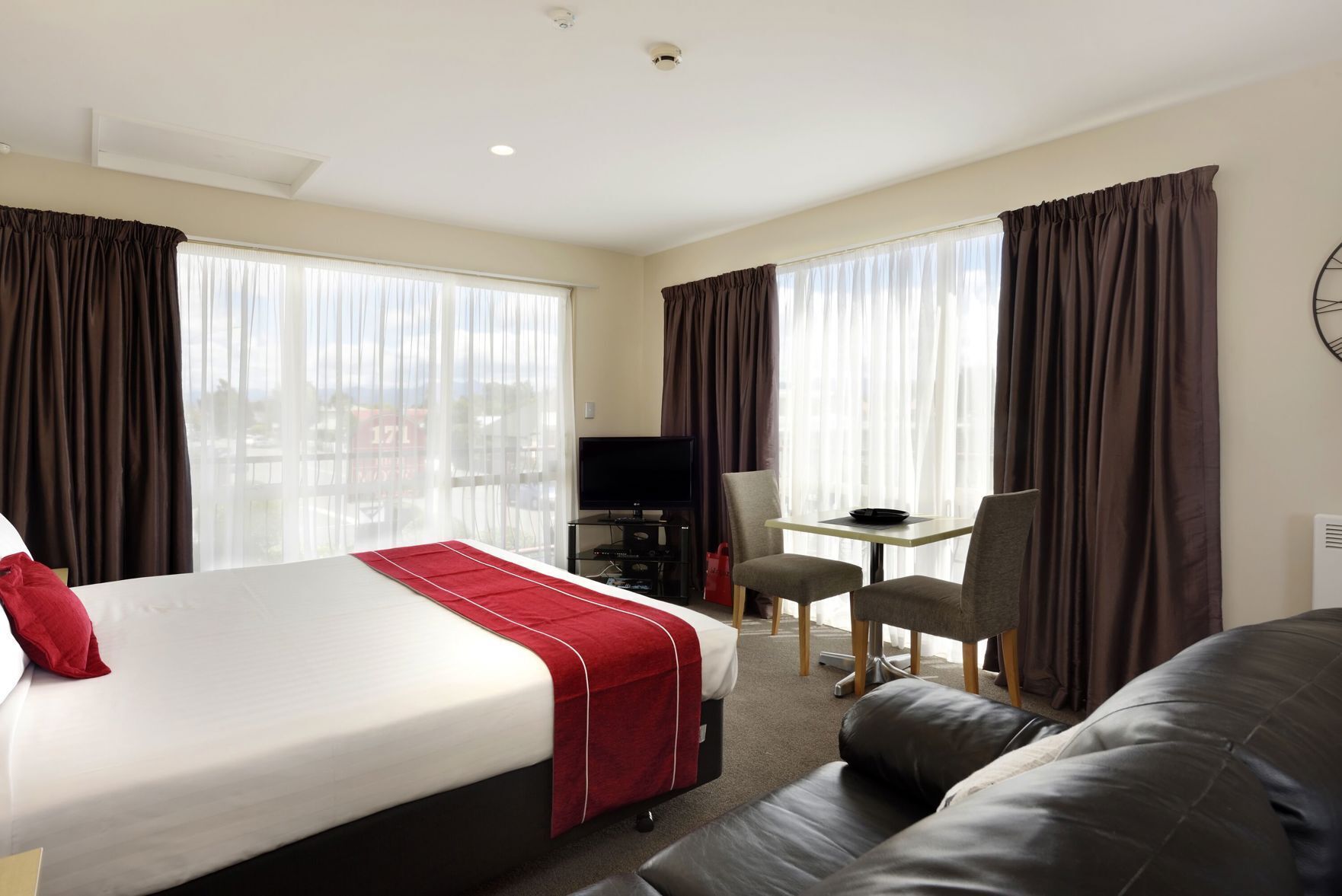 Tabla de planchar con plancha, cunas, camas extra y wifi gratis 