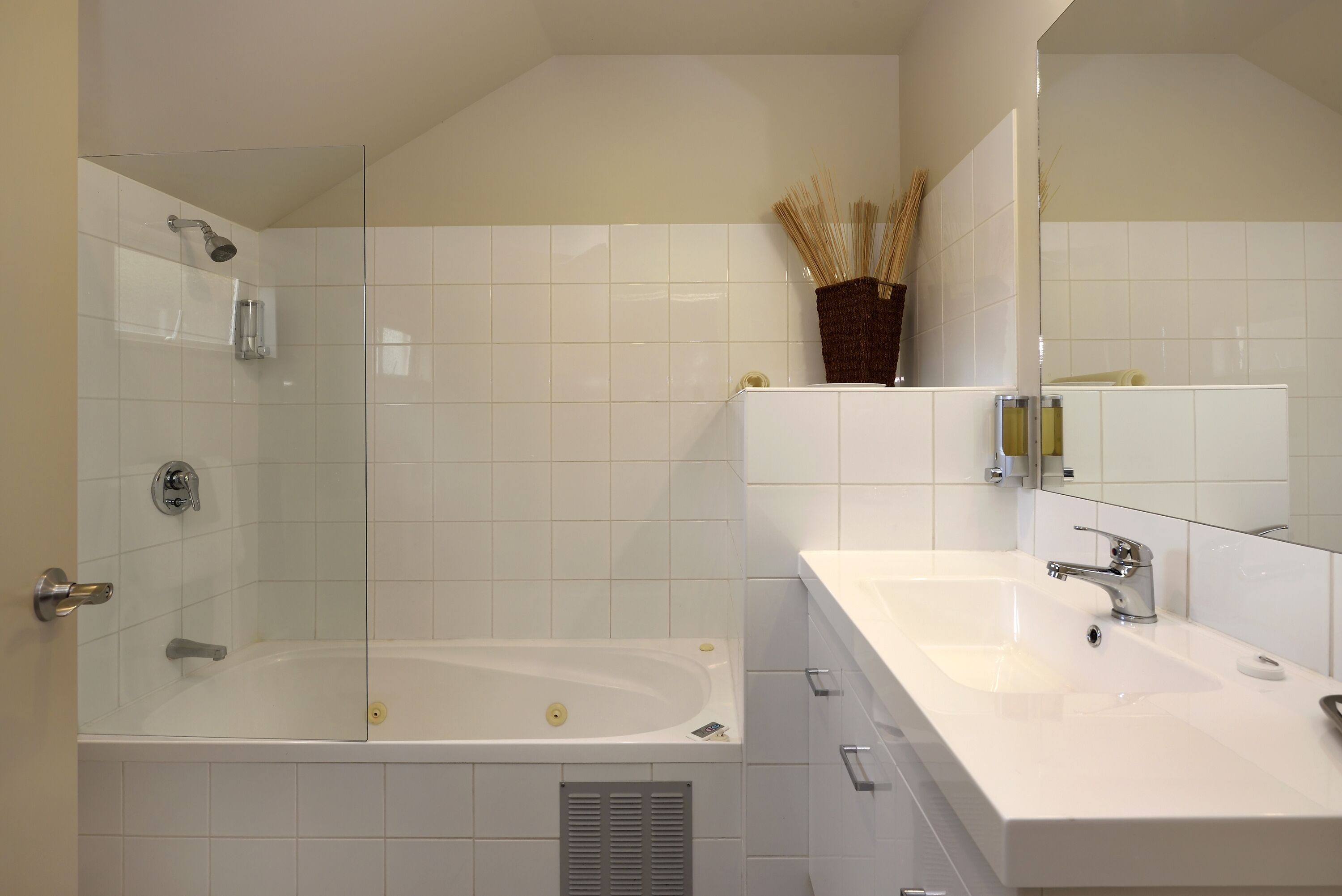 Two Bedroom Executive Suite | Bathroom | Free toiletries, hair dryer, towels, soap