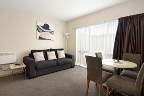 Superior-Suite, 2 Schlafzimmer | Wohnbereich | 32-Zoll-Smart-TV mit Satellitenempfang, Fernseher