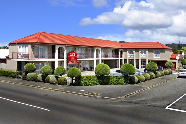 A two-story motel with a red roof, numbered 171, and a sign indicating it is a high motel. - 171 On High Motel (Blenheim)