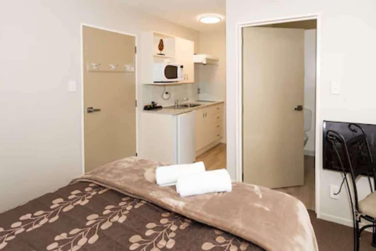 Soundproofing, cribs/infant beds, free WiFi, bed sheets