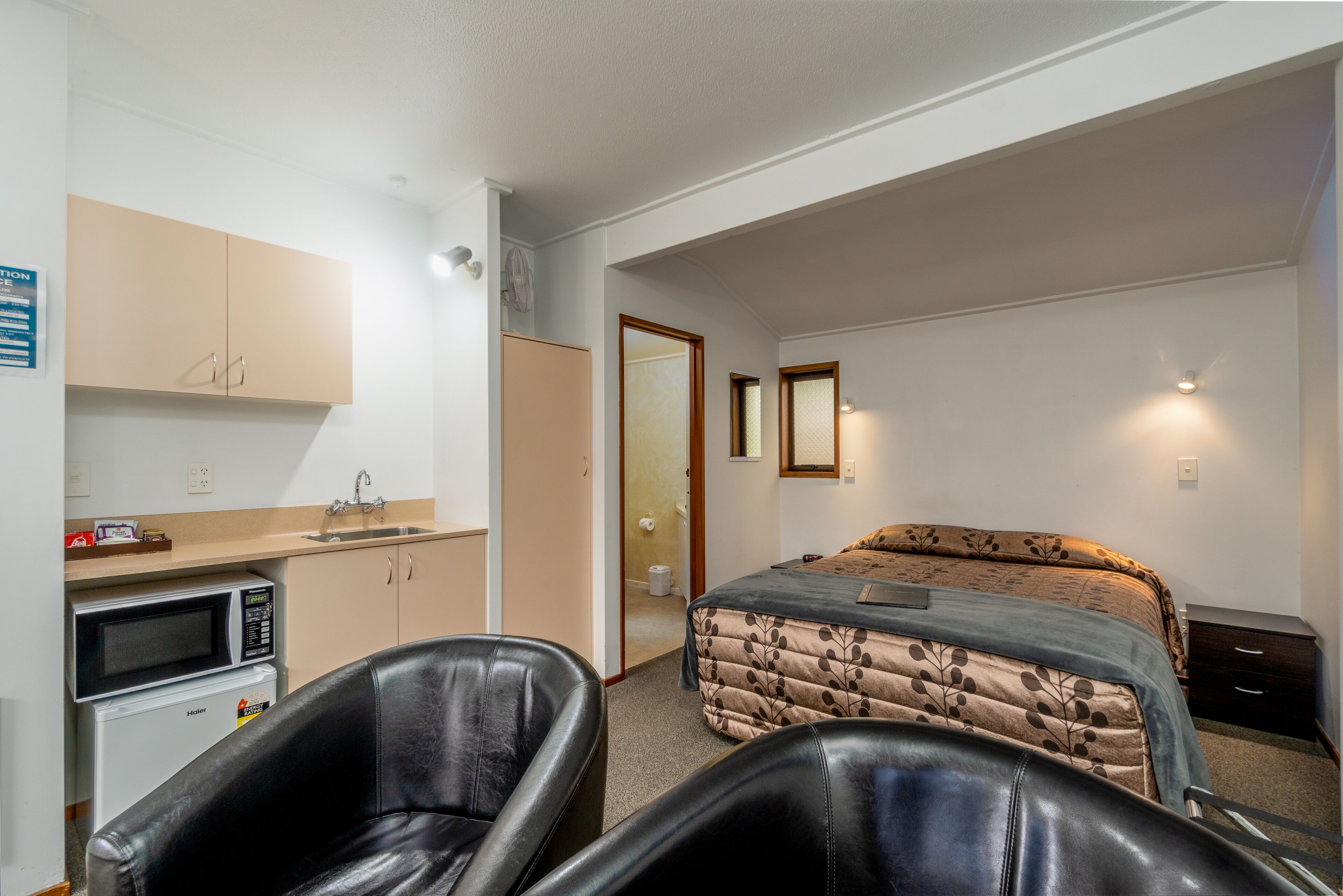 studio unit small | 1 bedroom, free wifi, bed sheets