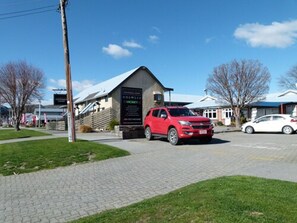 Property grounds - Centennial Court Hotel (Alexandra)