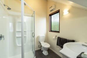 Studio Unit Deluxe | Bathroom | Free toiletries, hair dryer, towels